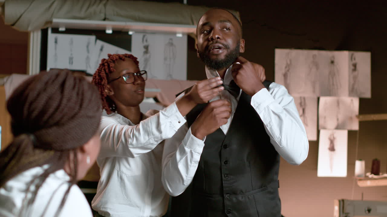 cliente en busca de un nuevo traje