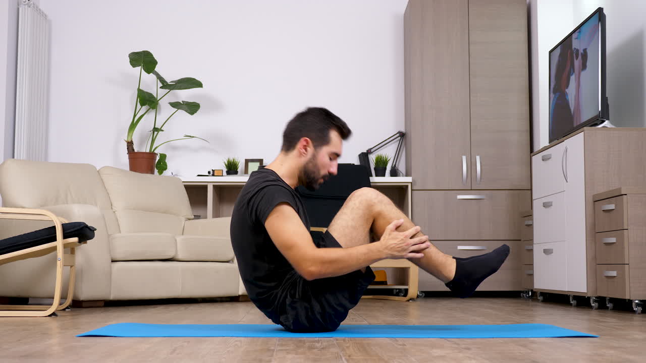 hombre haciendo yoga en casa