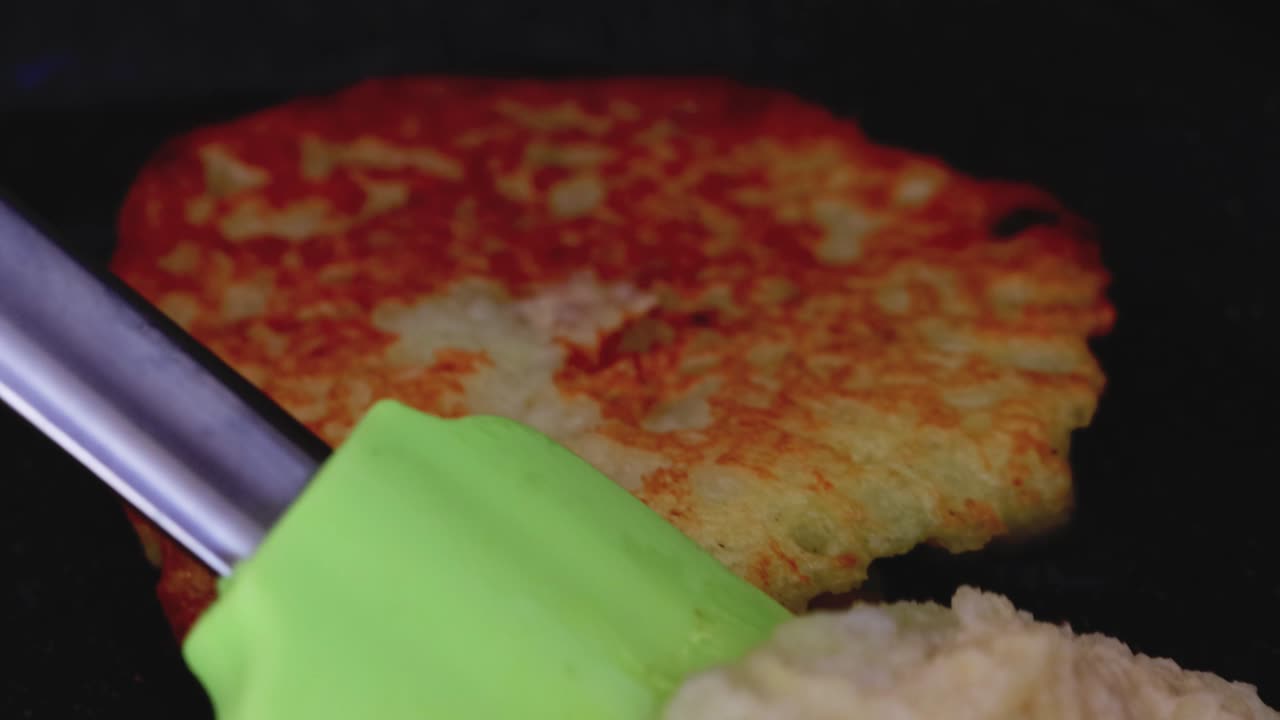 los panqueques de patatas están fritos en una sartén, corteza dorada. deliciosa comida tradicional, macro.