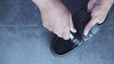 cleaning black leather shoes