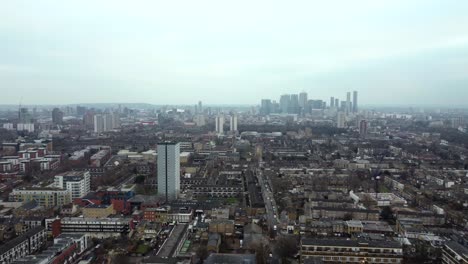 Un-Dron-Se-Desplaza-Sobre-Una-Antena-Con-Smog-Del-Paisaje-Urbano-De-Londres