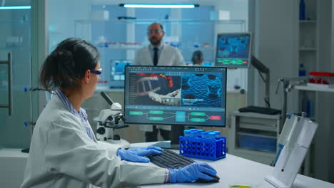 grupo de científicos que trabajan en el laboratorio examinando una muestra de bioquímica