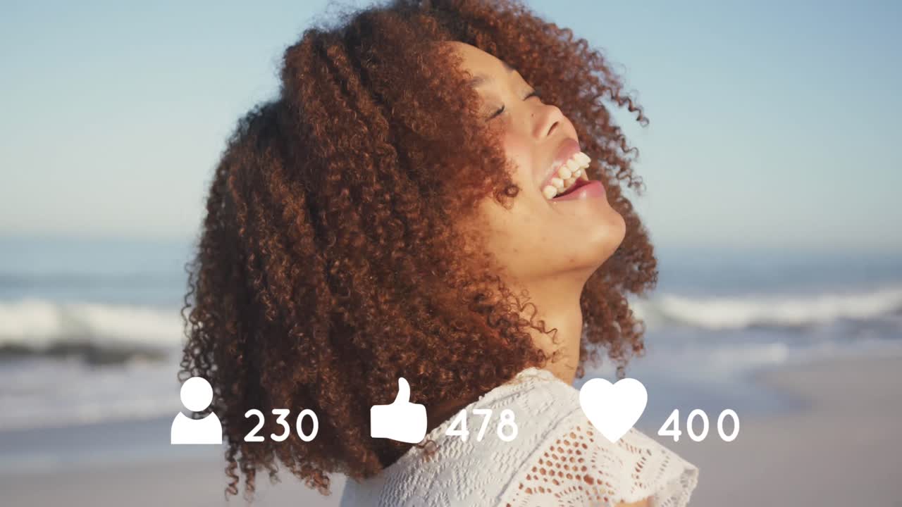 animación de personas, pulgares hacia arriba y iconos de corazón con números sobre una mujer sonriendo en la playa