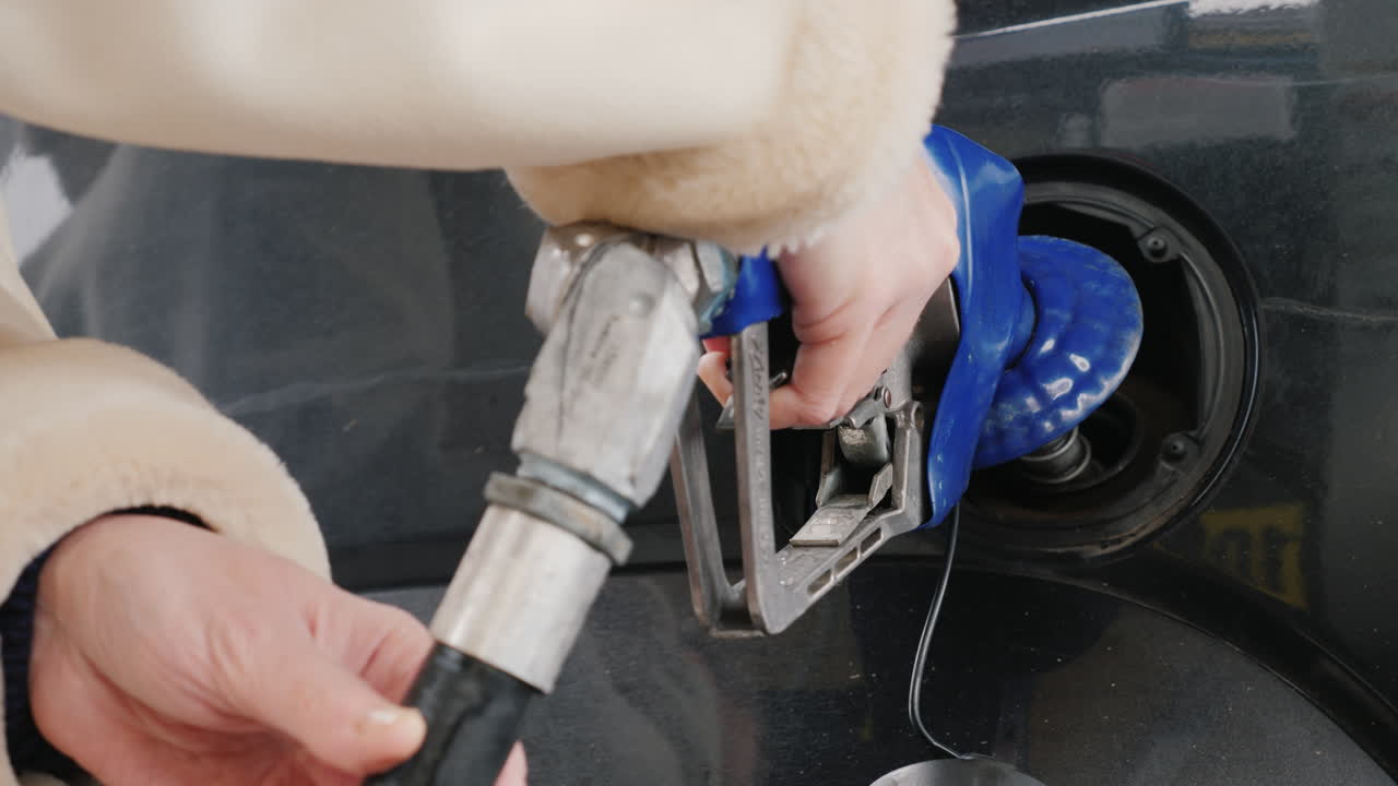 주유소에서 차에 연료를 보급하는 남자 03