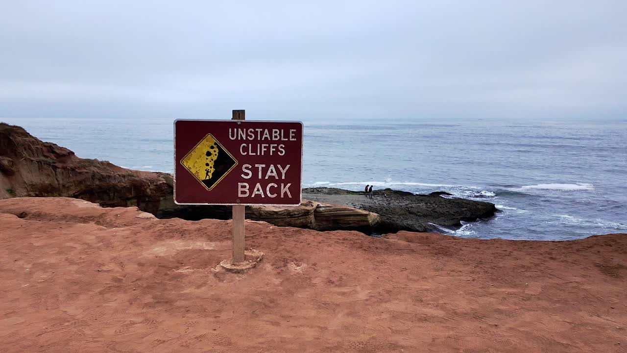 sunset cliffs, una cueva marina en san diego, california, es un signo de acantilados inestables y una vista del océano pacífico.