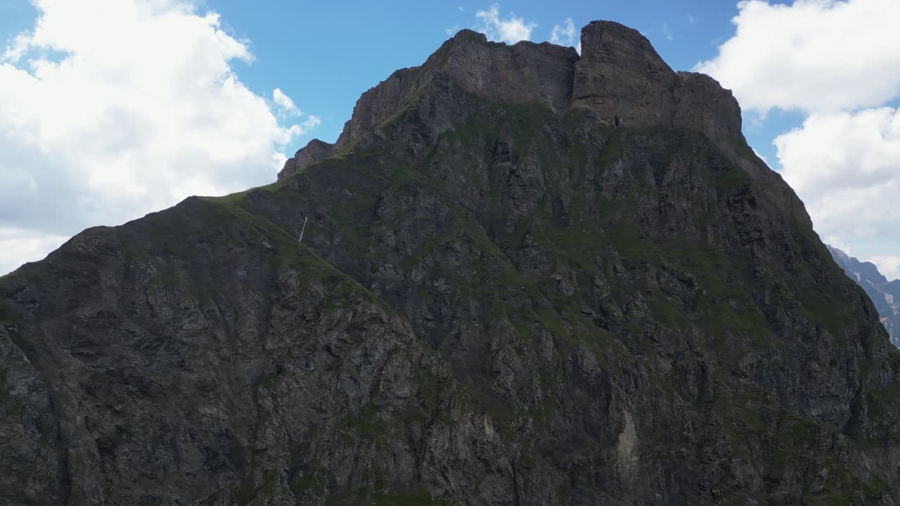 cima de una montaña rocosa en los alpes suizos en el cantón de obwalden, engelberg, cielo nublado