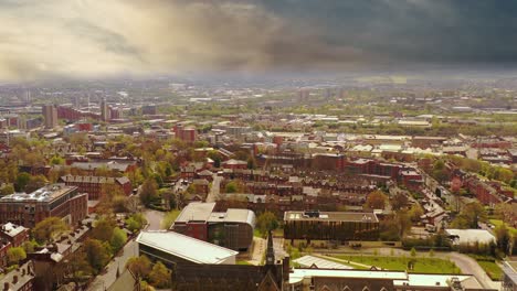 hermoso paisaje suburbano con edificios arquitectónicos en leeds, west yorkshire, inglaterra