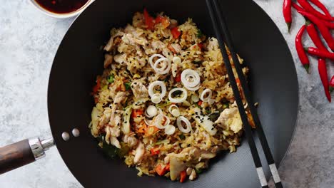 delicioso arroz frito con pollo en wok