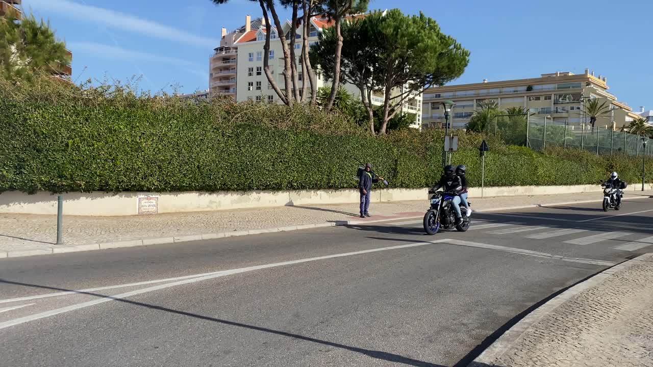 오토바이를 스타일로 운전하는 미친 산타와 교차하기를 기다리는 노인