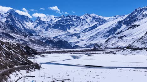 paisaje de valle de montaña nevado