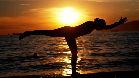 Frau-Macht-Yoga-Am-Strand