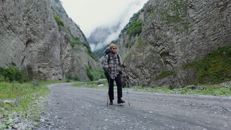 un excursionista en un cañón de montaña