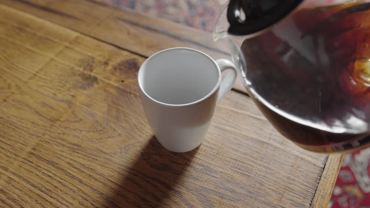 experimentar el satisfactorio vertido de café caliente, un ritual reconfortante que llena el aire con calor y aroma