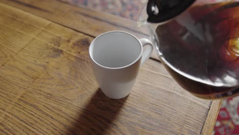 ervaar de bevredigende storting van warme koffie, een troostend ritueel dat de lucht vult met warmte en geur