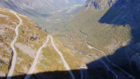 cerca de la carretera de montaña trollstigen desde el aire, noruega, escandinavia, europa