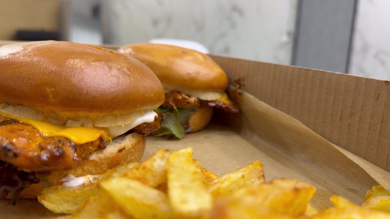 Kyllingeburger og pommes frites i en æske