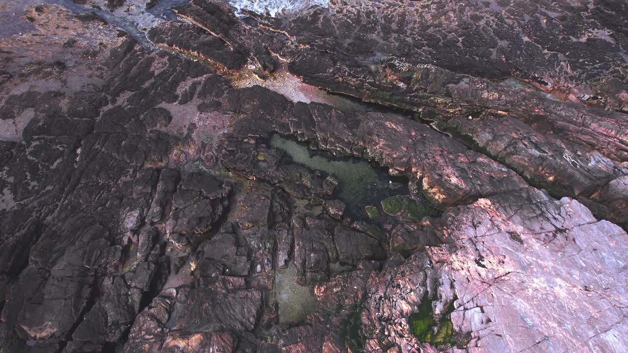 acercándose hacia la costa rocosa hacia el mar con increíbles olas y olas en bahía bustamante