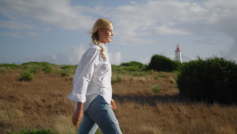 Mujer-Rubia-Caminando-Por-El-Campo-Vertical-De-Primer-Plano.-Pradera-De-Observación-Turística-Despreocupada