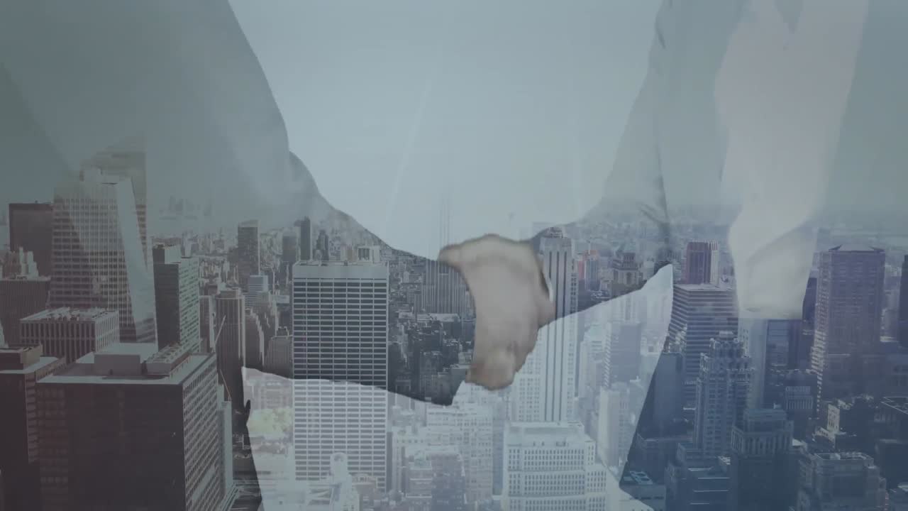sezione centrale di uomo d'affari e donna d'affari che si stringono le mani contro la vista aerea del paesaggio cittadino