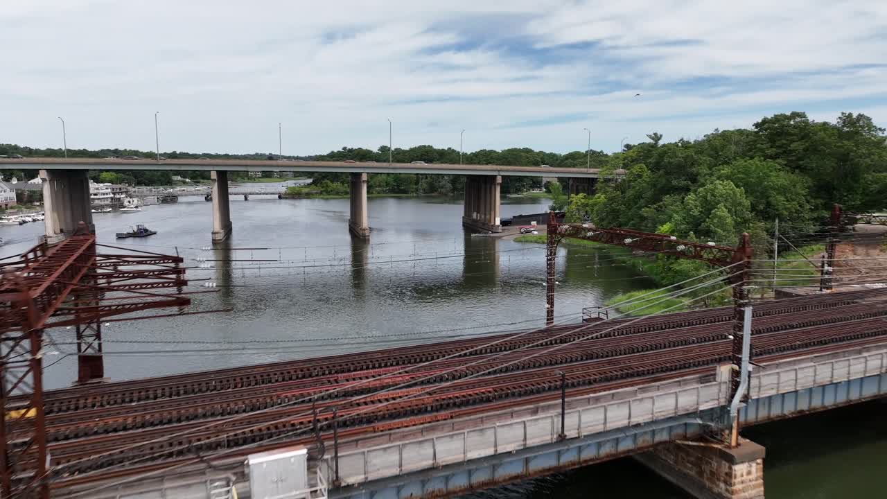 una vista aérea sobre el río saugatuck en connecticut en un hermoso día con nubes blancas