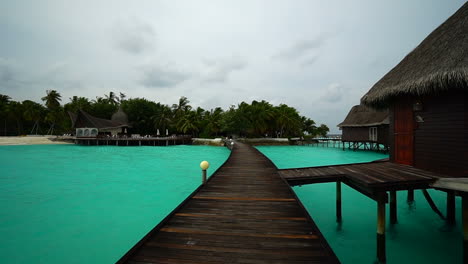 ocean huts and beautiful green water in the maldives