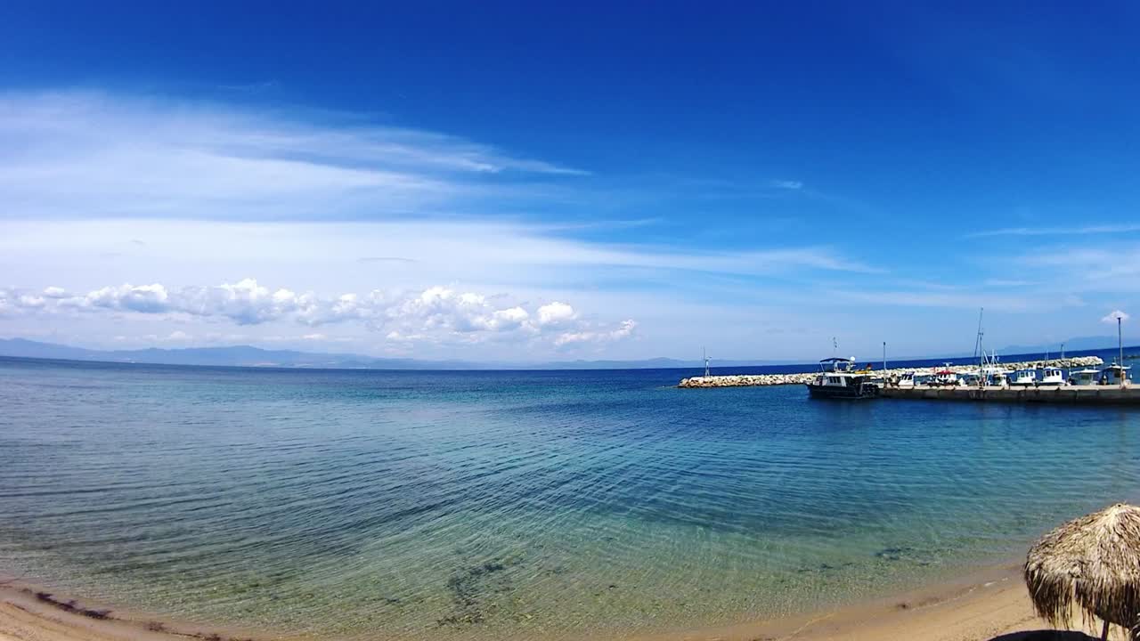 그리스의 할키디키에서 조용한 바다와 빠른 구름의 타임스