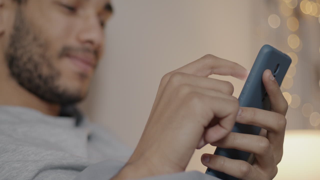 hombre usando un teléfono inteligente por la noche