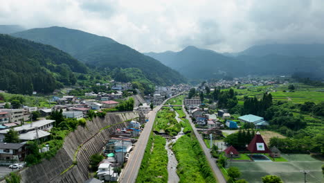 tomada aérea ascendente siguiendo el río yokoyu, día de verano en yamanochi, japón