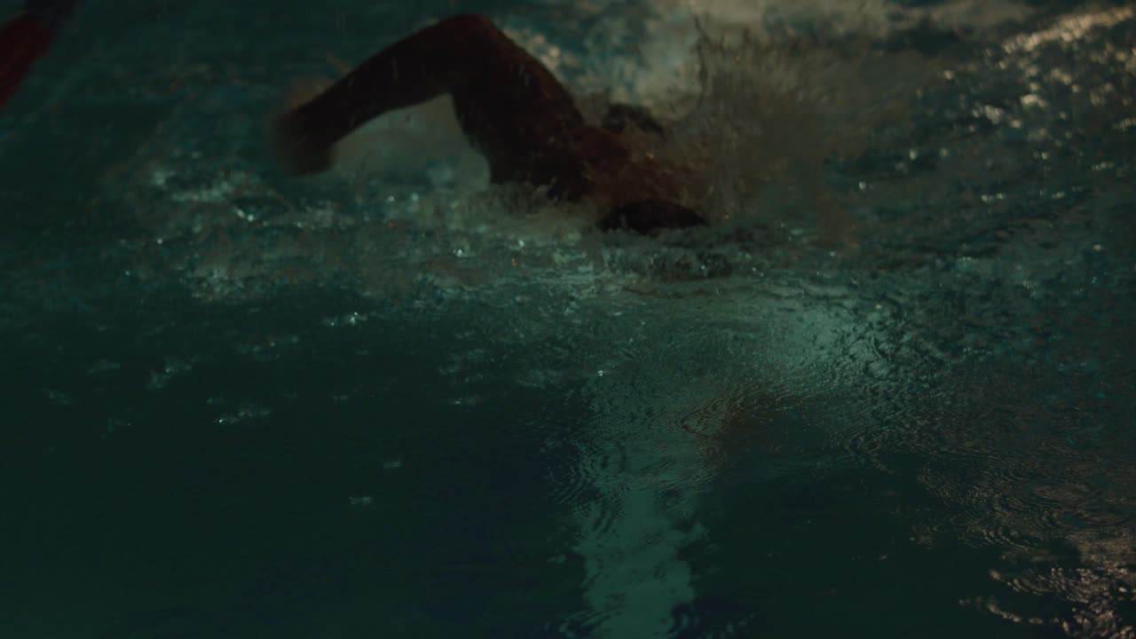 persona que nada en una bañera de agua caliente o piscina