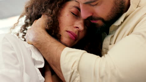 llorando, apoyo y una pareja triste abrazándose