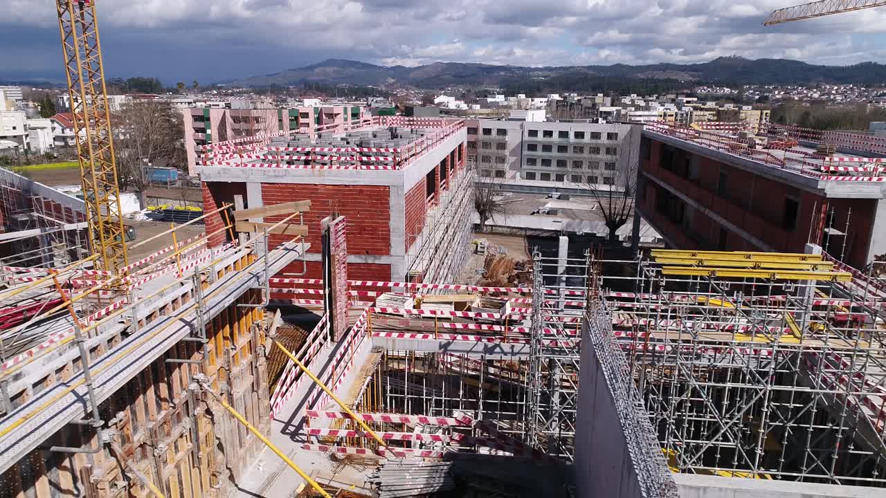 construcción de edificios con grúas vista aérea