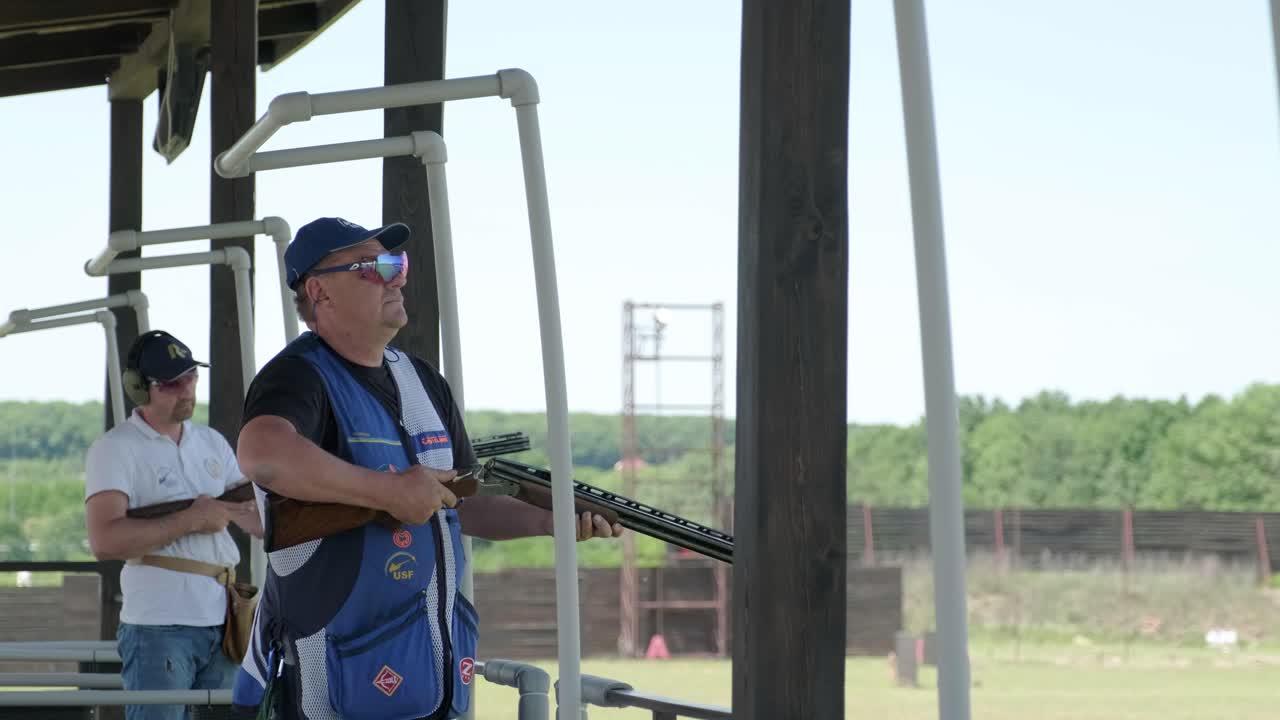 사격장에서 총을 는 사람들