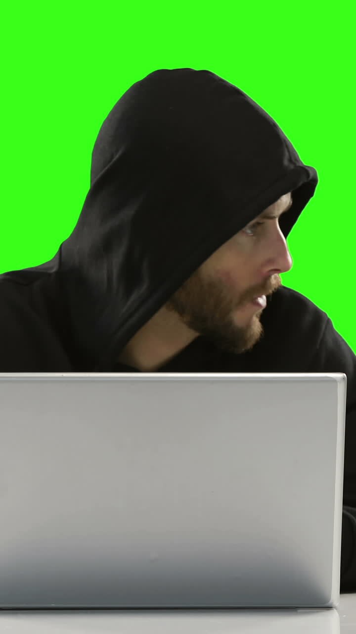 Hacker informatico che usa un laptop