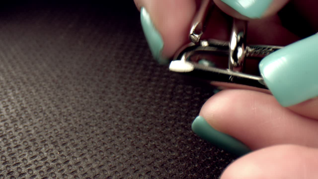 los dedos humanos macro de 4k resuelven el acertijo del acero en 3d