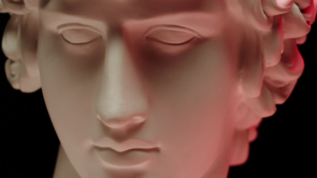 Primo Piano di Busto Classico in Gesso con Illuminazione Rossa Dinamica