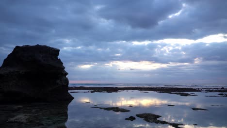 Bewölkter-Friedlicher-Nachmittag-In-Suluban-Beach,-Bali,-Indonesien-3