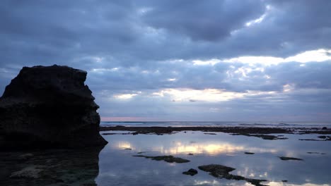 tarde tranquila nublada en la playa de suluban, bali, indonesia-3