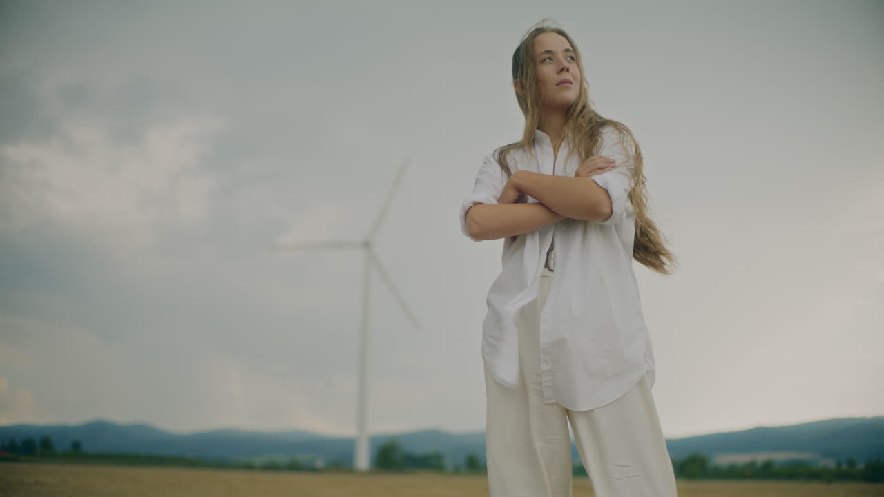 사려 깊은  ⁇ 상적 인 여자 초상화