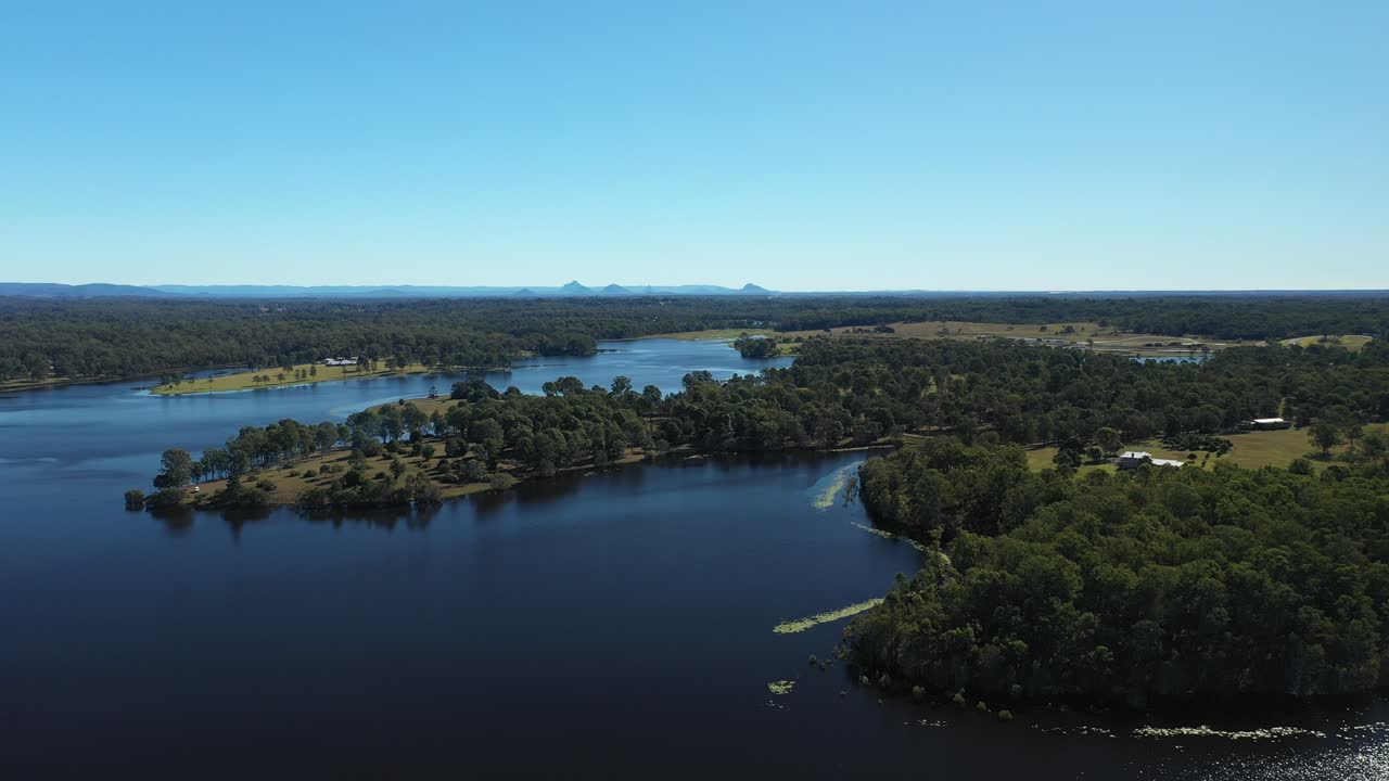 브리즈번 퀸즐랜드 호주의 쿠르웡바 호수 위로 하이 와이드 드론 샷