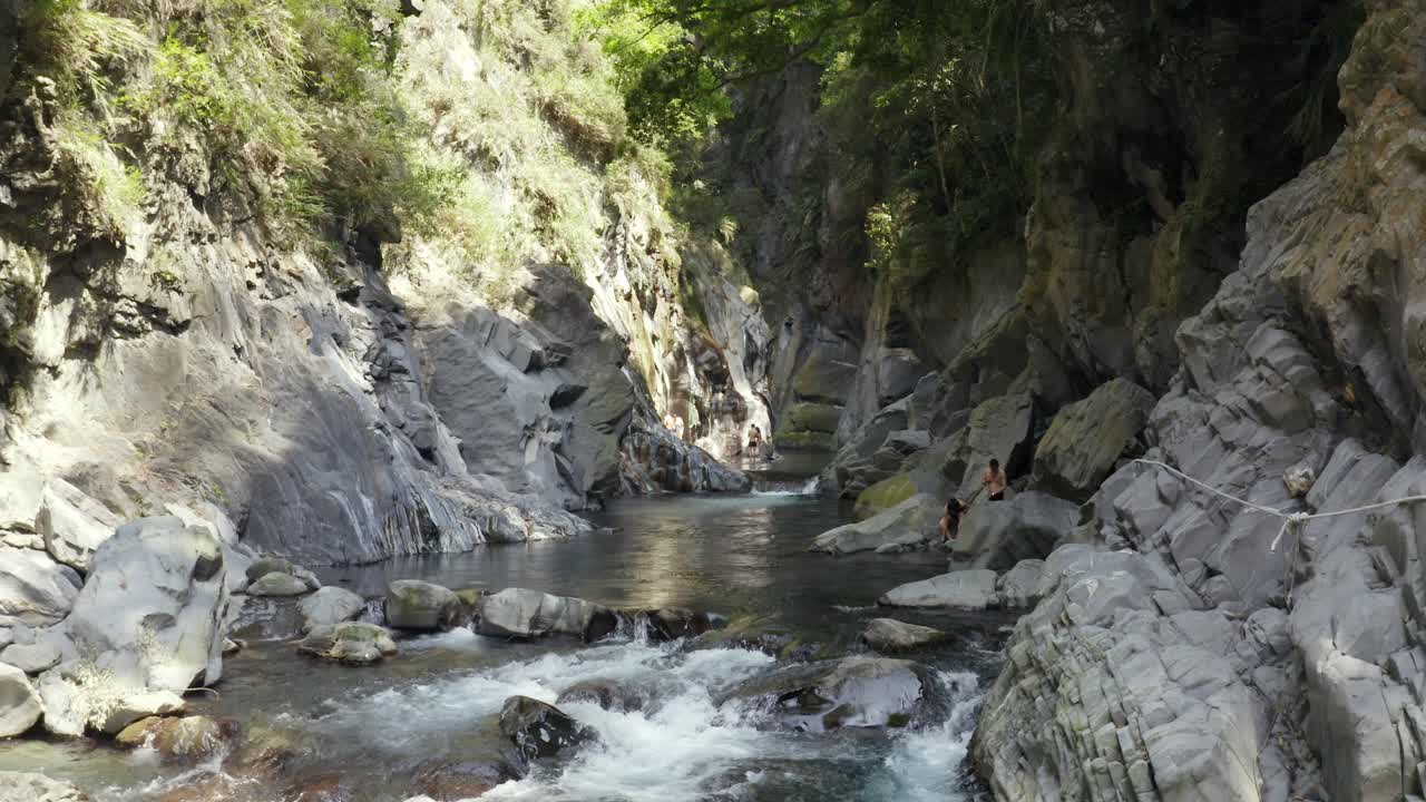 el impresionante paisaje de las aguas termales de lisong en taiwán durante el día soleado - hermosa atracción turística - plano general