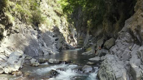 lo splendido scenario della sorgente termale di lisong a taiwan durante la giornata di sole - bellissima attrazione turistica - grandangolo