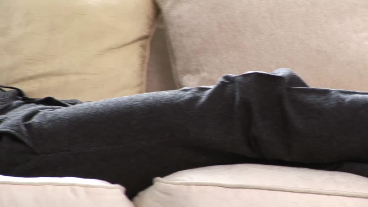 소파에 앉아 전화하고 있는 여자