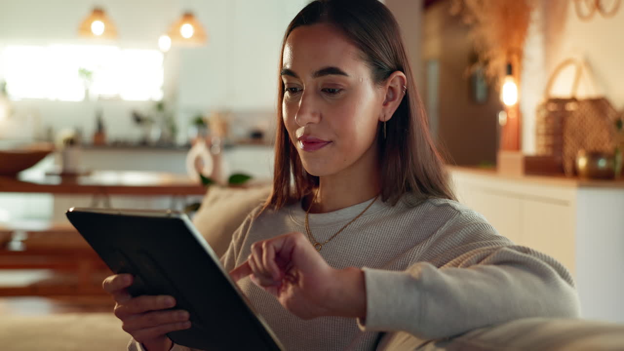 mujer usando una tableta en una sala de estar