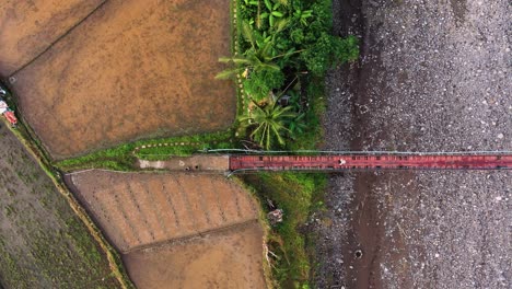 Ambiente-Tranquilo-Y-Pasaje-Público-Con-Un-Río-De-Guijarros-Debajo-Dentro-De-Los-Límites-De-Guinsaugon-En-El-Sur-De-Leyte,-Filipinas