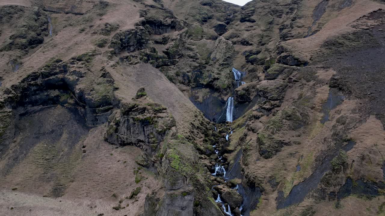 vista panorámica de la cascada en vik, islandia - tomada desde un avión no tripulado