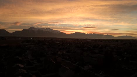 cielo dorado antes del amanecer sobre el valle de utah y lehi - sobrevuelo aéreo