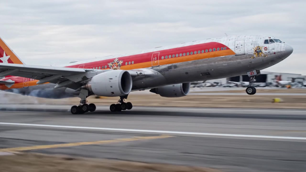 Un aereo commerciale in decollo dalla pista con tempo coperto, che mostra aerodinamica e potenza mentre sale nel cielo per un viaggio che va oltre.