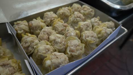 Dokumentarfilm-über-Asiatisch-chinesisches-Dimsum-Dim-Sum-Shumai-Auf-Dem-Straßenlebensmittelmarkt-Zum-Verkauf