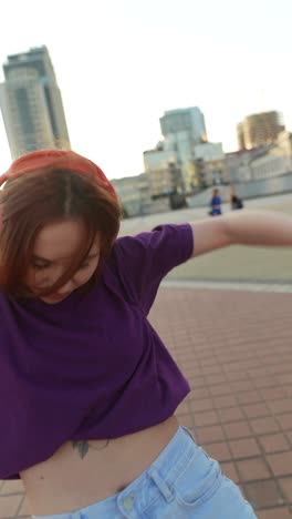 woman dancing in the city