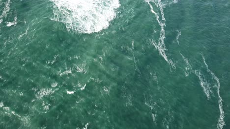 vista aérea aérea de las mareas bajas en el océano